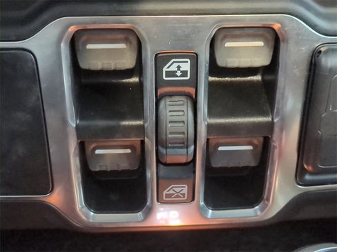 Certified 2022 Jeep Wrangler Unlimited Sahara image 26