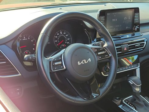 Used 2023 Kia Seltos S FWD image 9