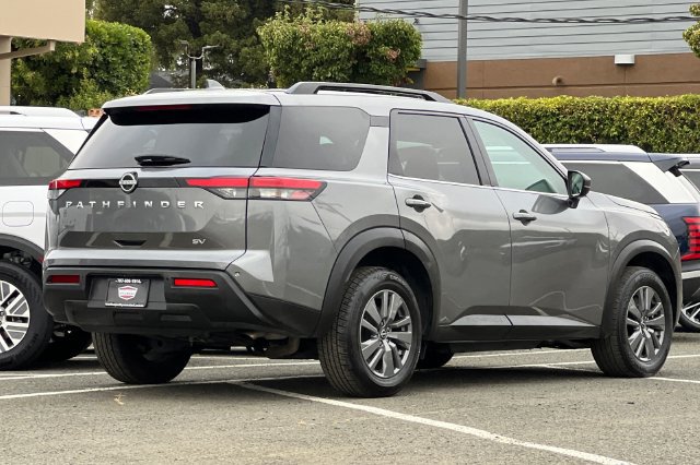 Used 2024 Nissan Pathfinder SV FWD image 5
