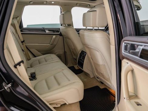Used 2017 Volkswagen Touareg Executive AWD/4WD image 36