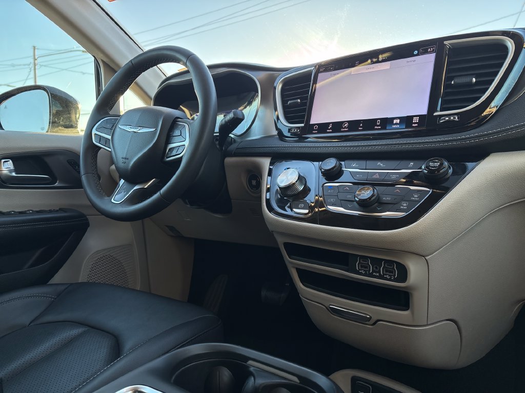 Used 2024 Chrysler Pacifica Limited FWD image 26