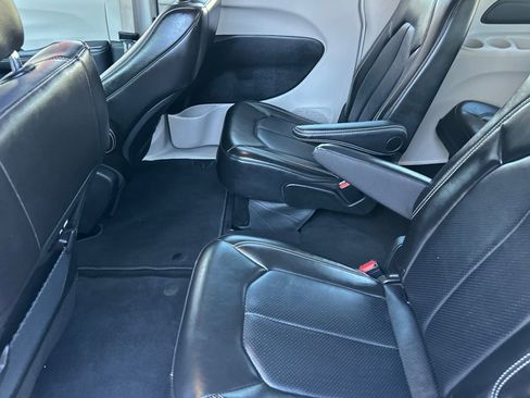 Used 2024 Chrysler Pacifica Touring-L image 9