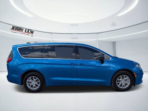 New 2026 Chrysler Pacifica Select FWD image 2
