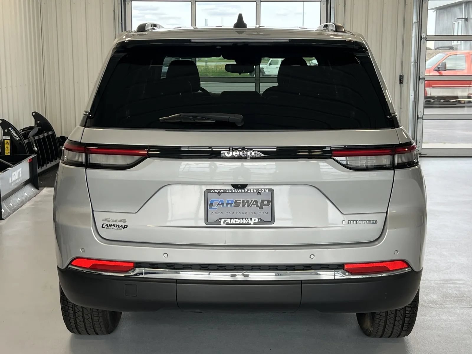Used 2024 Jeep Grand Cherokee Limited AWD/4WD image 4