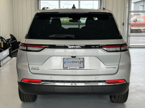 Used 2024 Jeep Grand Cherokee Limited AWD/4WD image 4