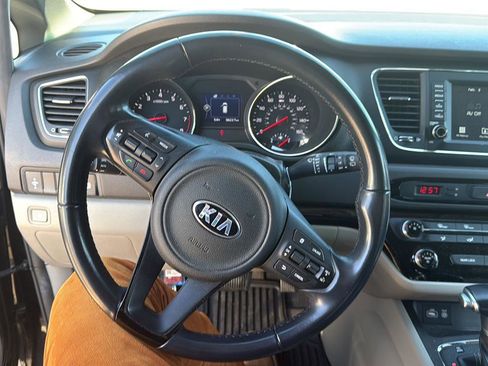 Used 2017 Kia Sedona LX w/ LX Essentials Premium Package image 4