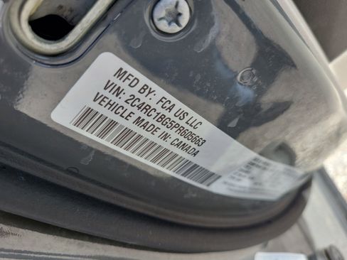 Used 2023 Chrysler Pacifica Touring-L FWD image 37