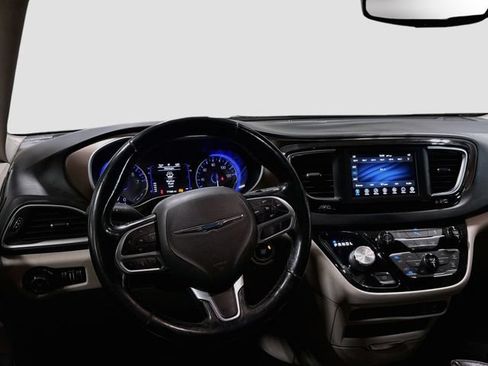 Used 2019 Chrysler Pacifica Touring-L FWD image 17