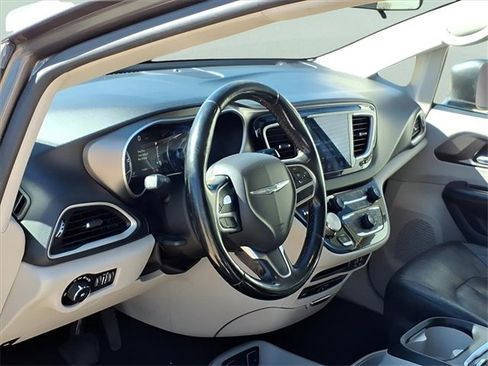 Used 2020 Chrysler Pacifica Touring-L Plus image 8