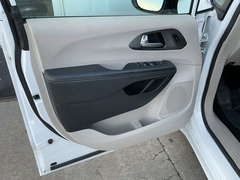 Used 2024 Chrysler Pacifica Touring-L image 16