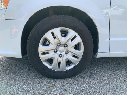 Used 2019 Dodge Grand Caravan SE w/ UConnect Hands-Free Group FWD image 13
