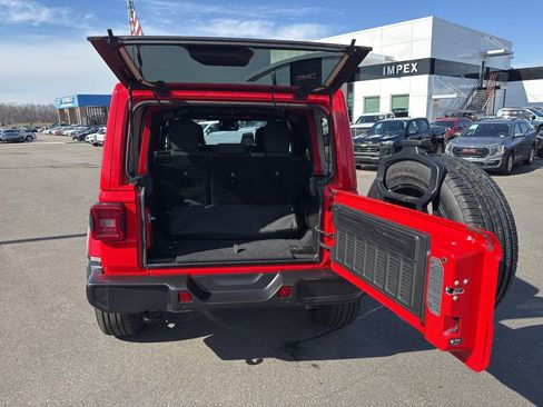 Used 2025 Jeep Wrangler Unlimited Sahara w/ Safety Group image 29