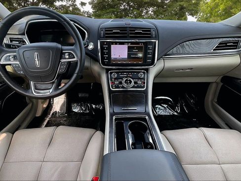 Used 2019 Lincoln Continental Select image 7