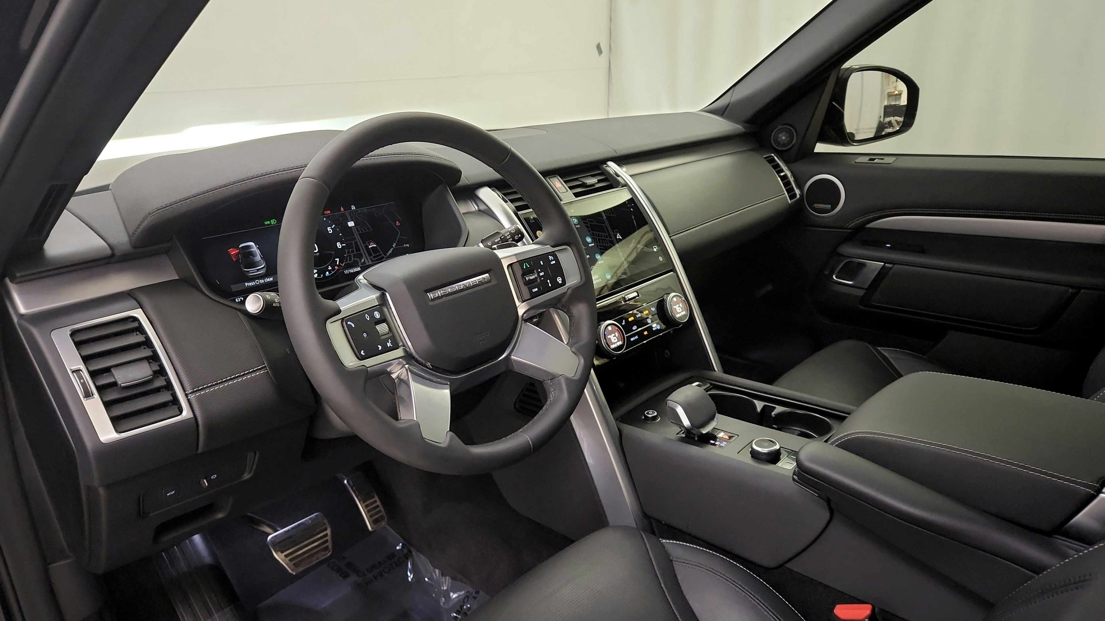 Used 2024 Land Rover Discovery Dynamic SE AWD/4WD image 18