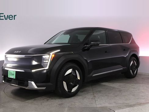 Used 2024 Kia EV9 Light Long Range RWD image 2