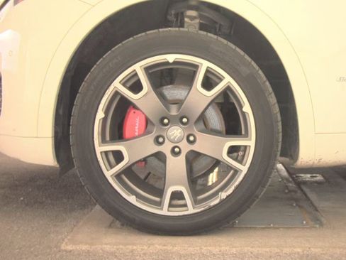 Used 2018 Maserati Levante GranLusso image 11