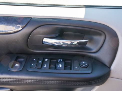 Used 2018 Dodge Grand Caravan SE w/ UConnect Hands-Free Group image 19