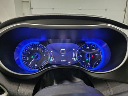 Used 2023 Chrysler Pacifica Touring-L FWD image 12