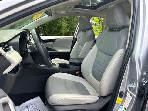 Used 2022 Toyota RAV4 XLE Premium AWD/4WD image 18