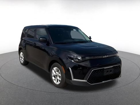 Used 2025 Kia Soul LX w/ LX Technology Package FWD image 3
