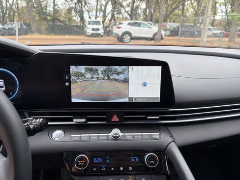 Used 2025 Hyundai Elantra SEL image 17