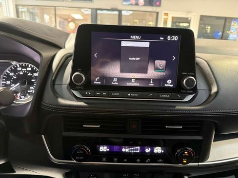 Used 2024 Nissan Rogue SV image 14