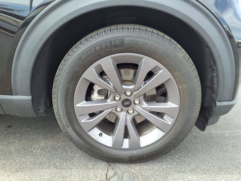 Certified 2023 Ford Explorer XLT w/ Equipment Group 202A RWD image 9