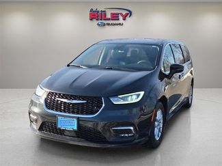 Used 2023 Chrysler Pacifica Touring-L video 1