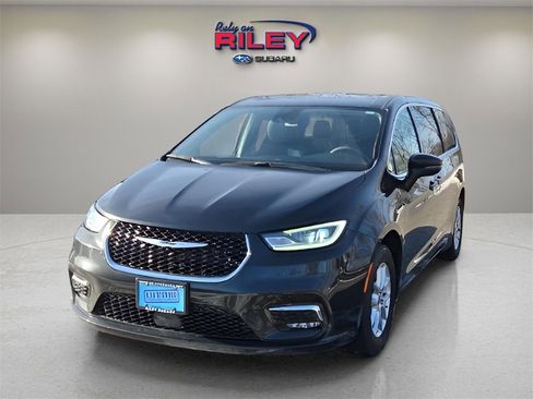 Used 2023 Chrysler Pacifica Touring-L image 1