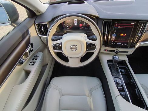 Used 2020 Volvo V90 T6 Cross Country image 16