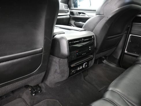 Used 2024 Jeep Wagoneer Series II AWD/4WD image 19