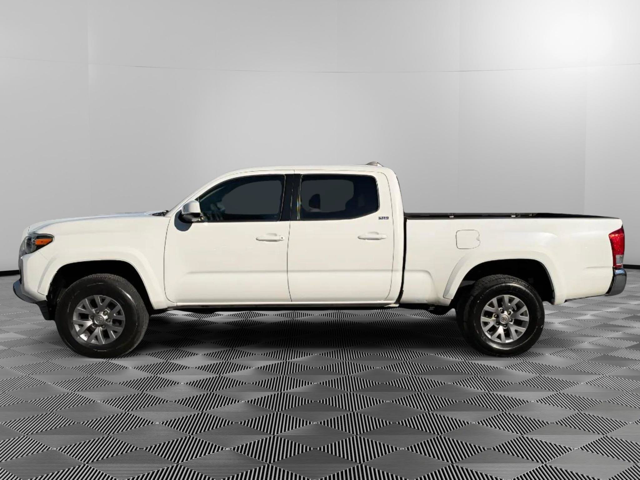 Used 2017 Toyota Tacoma SR5 w/ Tow Package AWD/4WD image 5