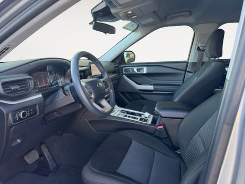 Used 2024 Ford Explorer XLT image 9