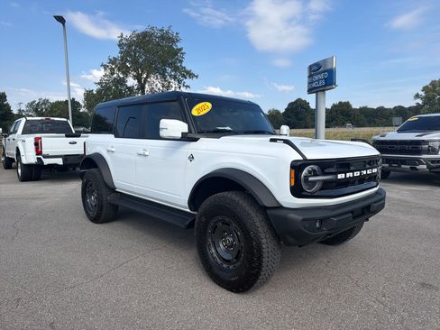 Certified 2025 Ford Bronco Outer Banks w/ Sasquatch Package AWD/4WD image 3