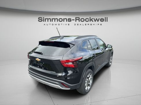 Used 2025 Chevrolet Trax LT w/ LT Convenience Package FWD image 5