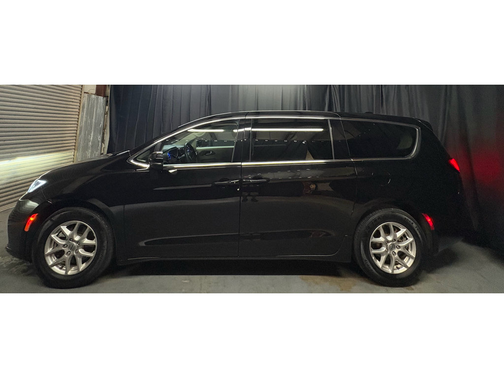 Used 2024 Chrysler Pacifica Touring-L FWD image 8