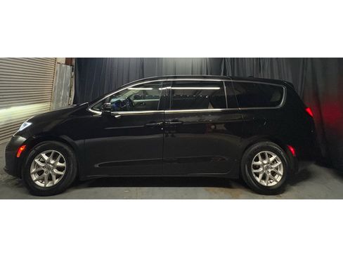 Used 2024 Chrysler Pacifica Touring-L FWD image 8
