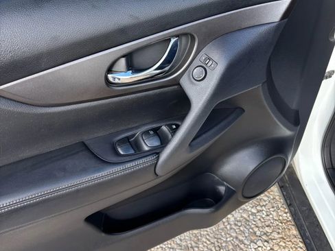 Used 2014 Nissan Rogue SV image 9