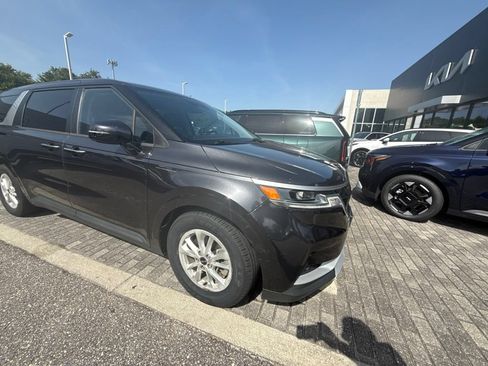 Used 2022 Kia Carnival LX FWD image 4