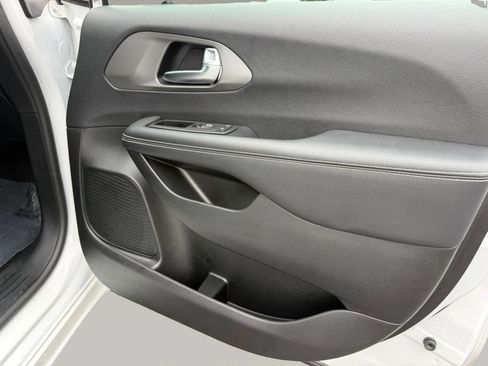 Used 2025 Chrysler Pacifica Select FWD image 27