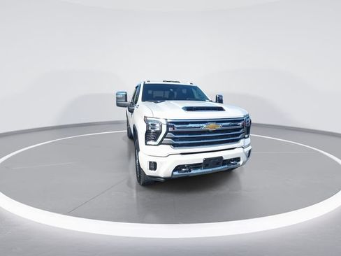 Used 2025 Chevrolet Silverado 2500 High Country w/ High Country Premium Package AWD/4WD image 3