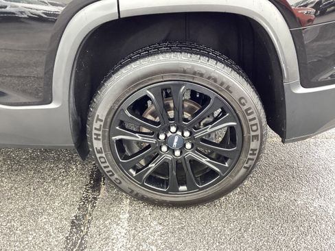 Used 2021 GMC Acadia SLT w/ Elevation Edition image 9