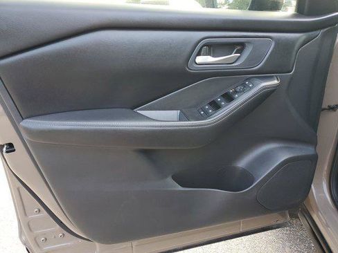 Used 2025 Nissan Rogue SV FWD image 11