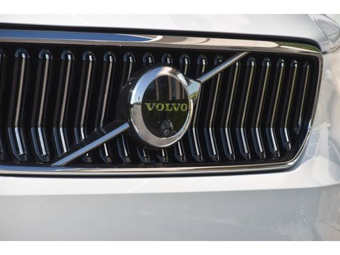 Certified 2025 Volvo XC40 B5 Plus w/ Protection Package Premier image 11