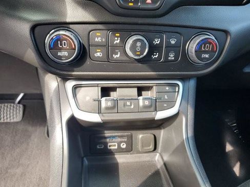 Used 2022 GMC Terrain SLT w/ Tech Package FWD image 31