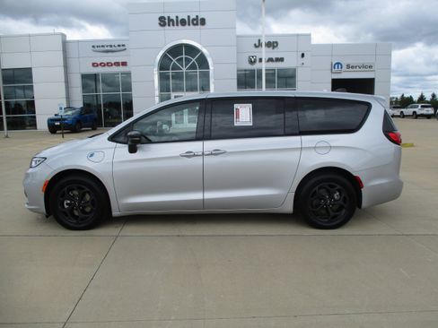 Used 2024 Chrysler Pacifica Limited FWD image 3