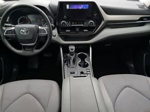 Used 2023 Toyota Highlander LE FWD image 11