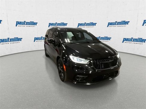 Used 2023 Chrysler Pacifica Touring-L w/ S Appearance Package image 5