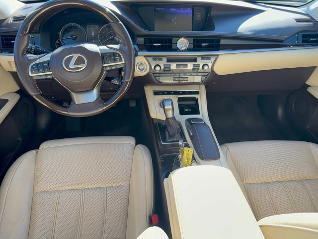 Used 2017 Lexus ES 350 w/ Ultra Luxury Package FWD image 28