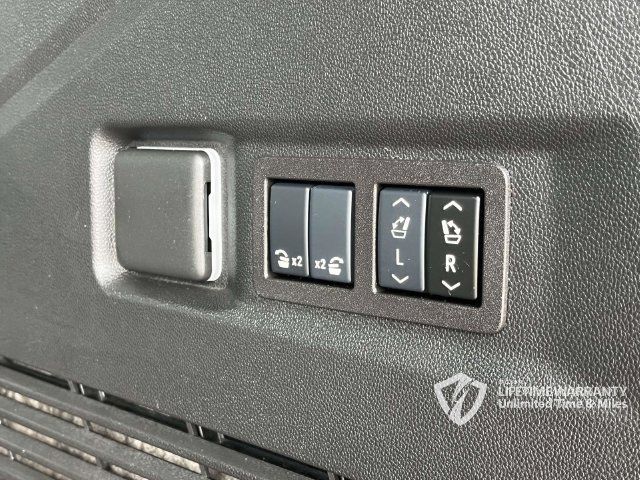 Used 2025 Chevrolet Tahoe Premier AWD/4WD image 25